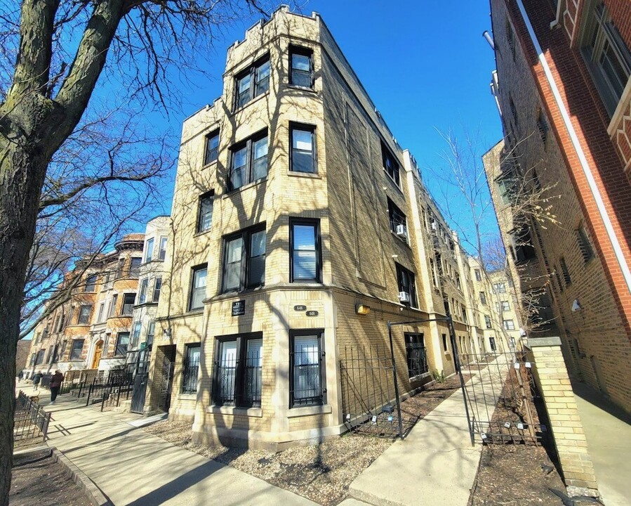 646.5 W Roscoe St in Chicago, IL - Building Photo