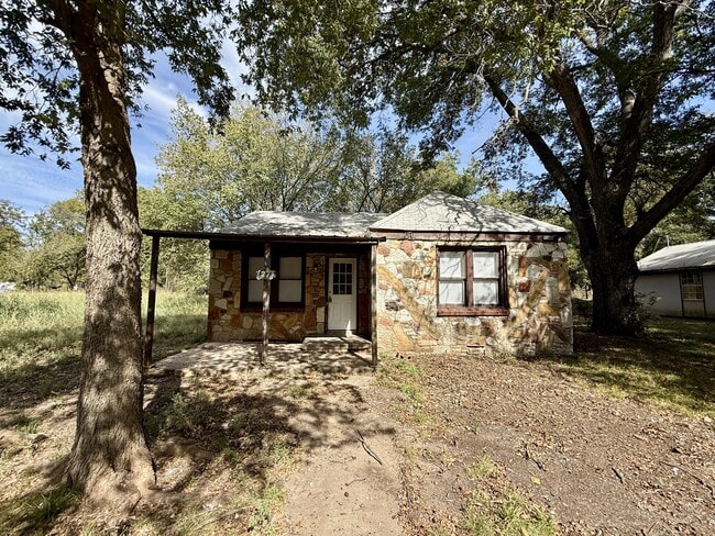 property at 1218 W Durant Ave