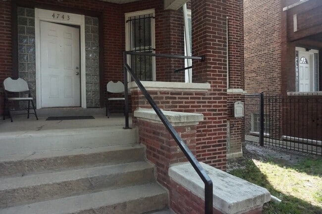 property at 4743 W Gladys Ave