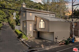 1110 N Beverly Glen Blvd in Los Angeles, CA - Building Photo