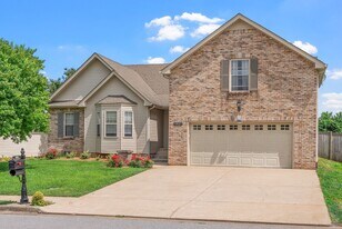 1021 Glenhurst Way in Clarksville, TN - Building Photo