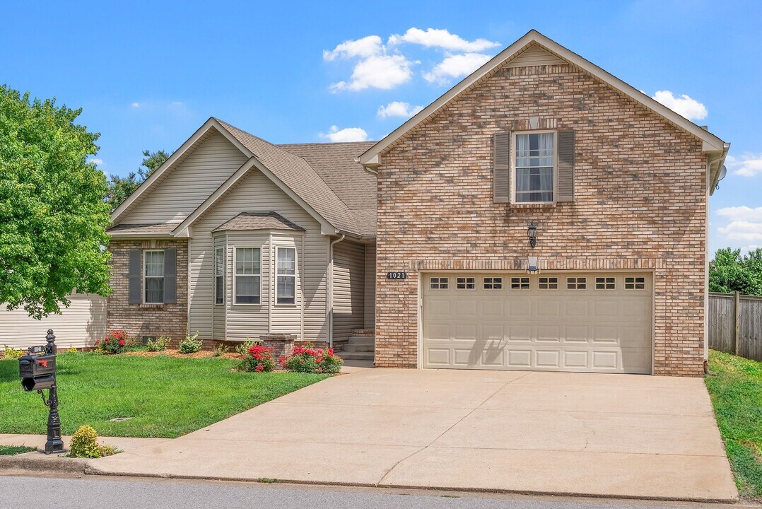 1021 Glenhurst Way in Clarksville, TN - Building Photo