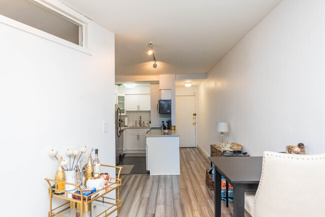 1750 N Wells St, Unit 106 in Chicago, IL - Building Photo - Building Photo