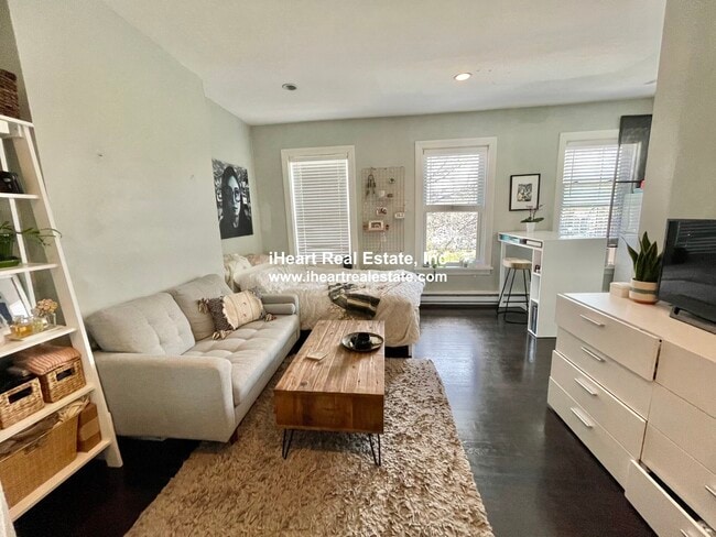 57 Dwight St, Unit 2 in Boston, MA - Foto de edificio - Building Photo