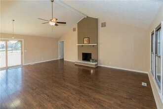 211 Hillview Dr in Jamestown, IN - Foto de edificio - Building Photo