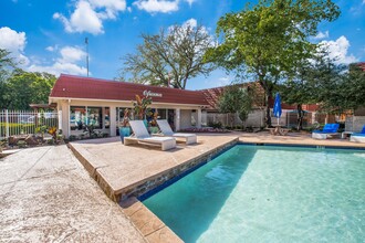 Tucasa Townhomes in Irving, TX - Foto de edificio - Building Photo