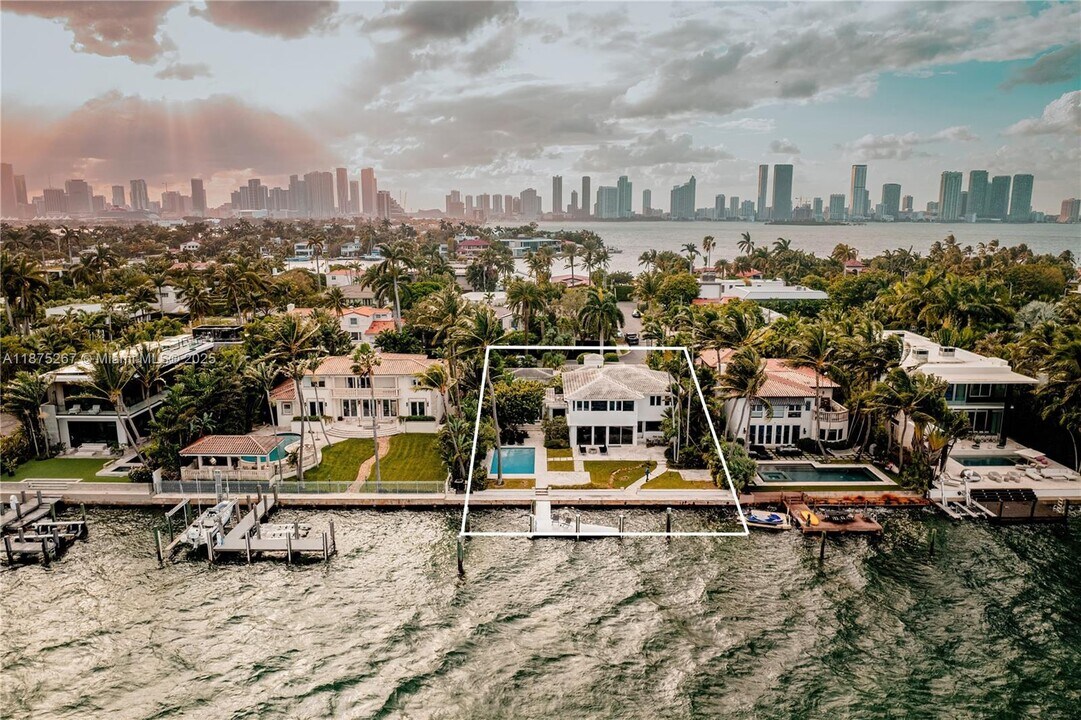625 E Dilido Dr in Miami Beach, FL - Building Photo