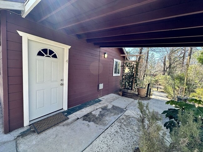 54365 Pine Crest Ave in Idyllwild, CA - Building Photo - Building Photo
