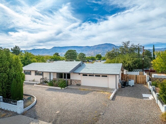 property at 912 S 6th St