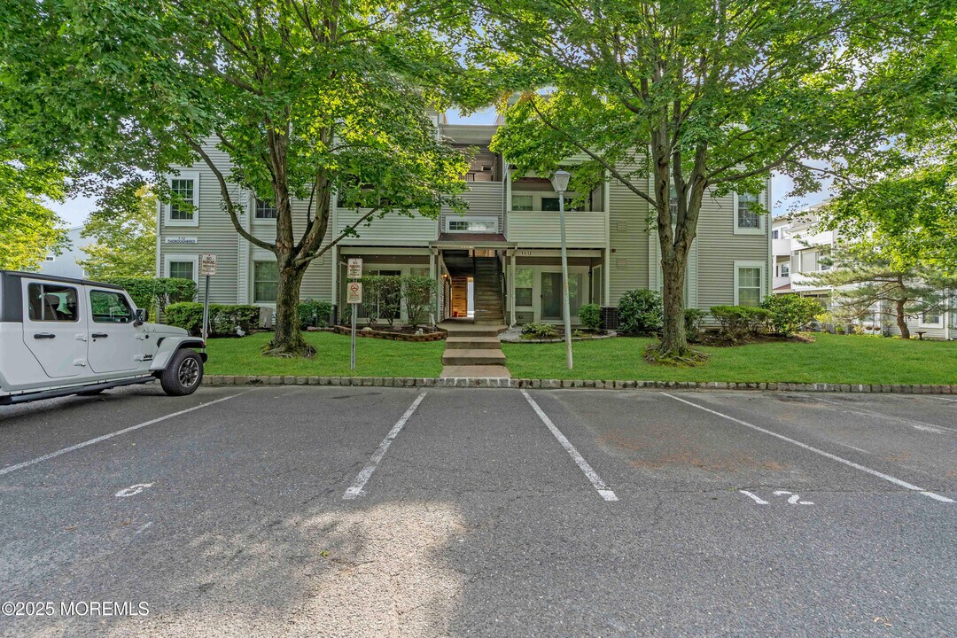 1 Thoroughbred Fare in Tinton Falls, NJ - Building Photo