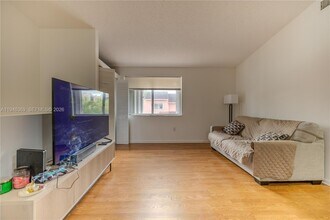 8013 Lake Dr in Doral, FL - Building Photo - Building Photo