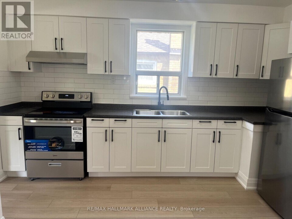 29 Savona Dr in Toronto, ON - Building Photo