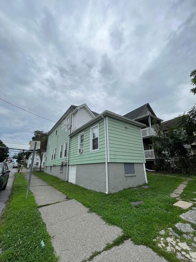 82 N Hamilton St, Unit Unit #2 in Poughkeepsie, NY - Foto de edificio - Building Photo