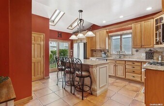 210 Beebe Rd in Mineola, NY - Building Photo - Building Photo
