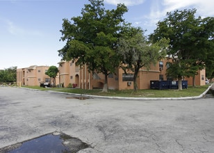 Homestead Gardens in Homestead, FL - Building Photo - Building Photo