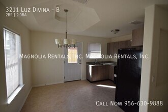 3211 Luz Divina St, Unit B in Edinburg, TX - Foto de edificio - Building Photo