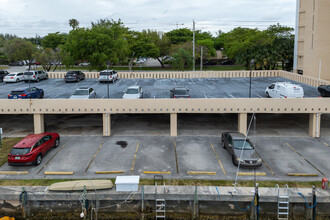 Vecino Del Mar in North Miami, FL - Building Photo - Building Photo