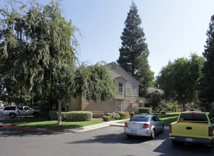 Sierra Ridge in Clovis, California. The pe... in Clovis, CA - Foto de edificio - Building Photo