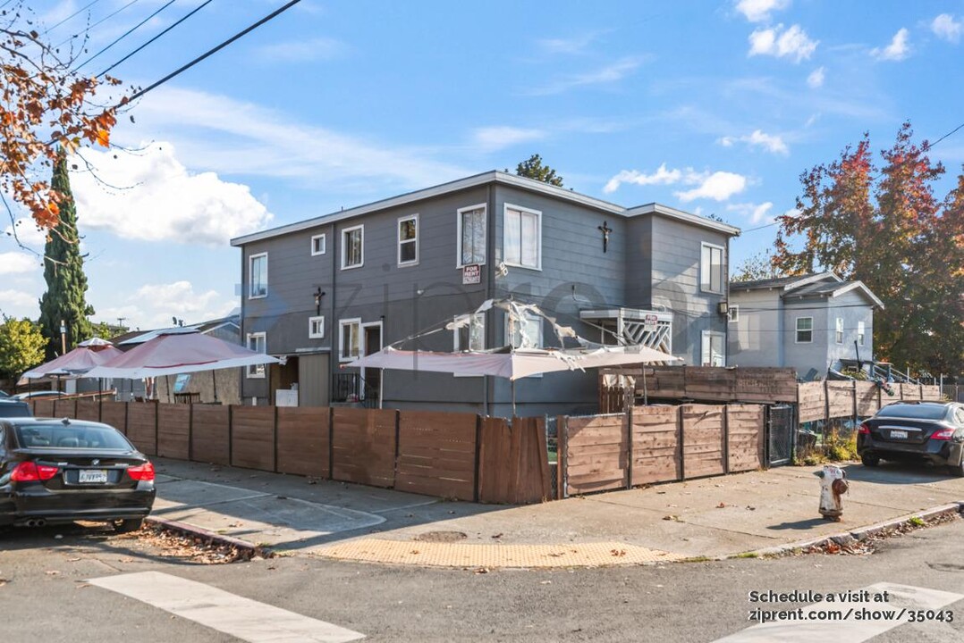 9100 D St in Oakland, CA - Building Photo