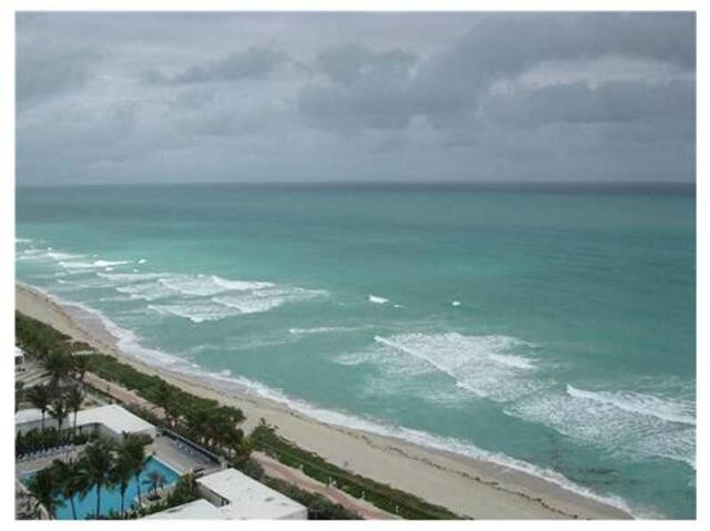 6515 COLLINS Av-Unit -1810 in Miami Beach, FL - Building Photo - Building Photo