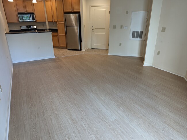 2665 Prosperity Ave, Unit 209 in Fairfax, VA - Foto de edificio - Building Photo