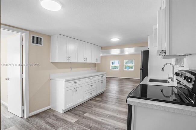 212 SW 11th St in Dania Beach, FL - Foto de edificio - Building Photo