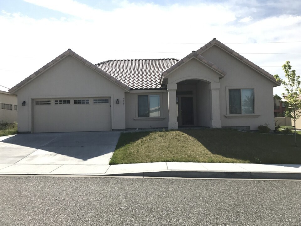 9028 W Skagit Ave in Kennewick, WA - Foto de edificio
