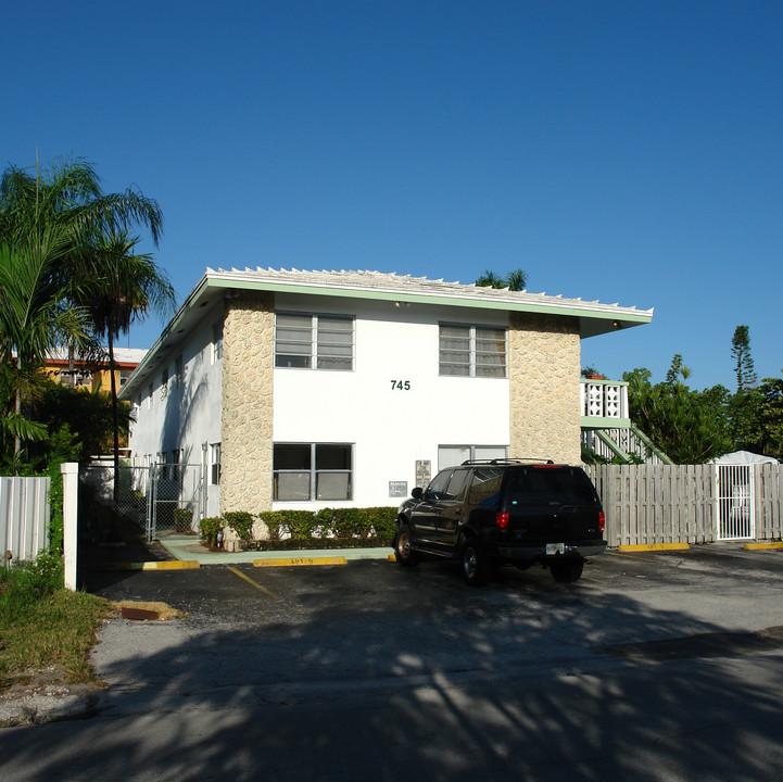 745 NE 15th Ave in Fort Lauderdale, FL - Foto de edificio