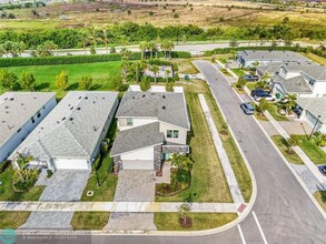 10638 Hensley St in Port St. Lucie, FL - Foto de edificio - Building Photo