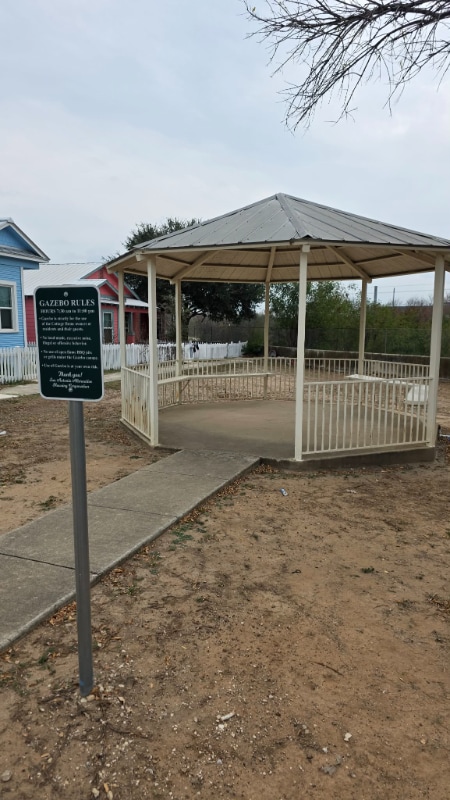 614 Chihuahua St in San Antonio, TX - Foto de edificio - Building Photo