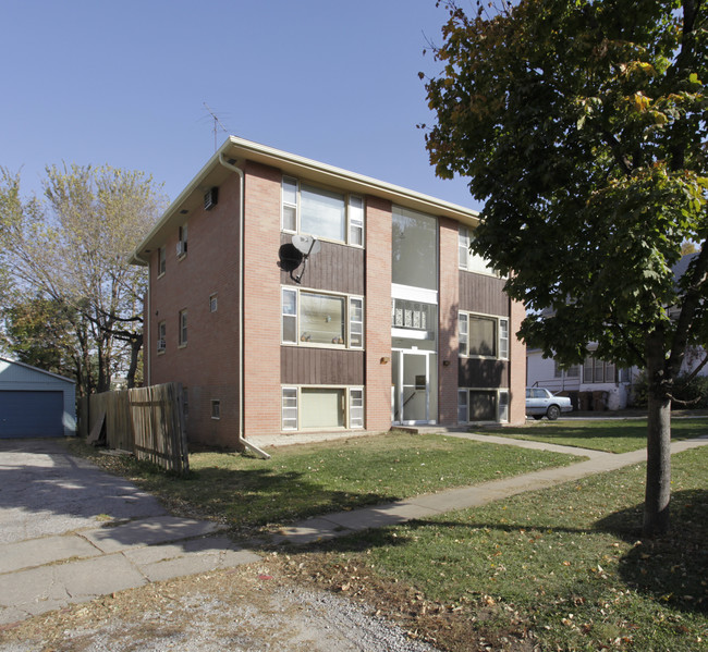 4912 Cleveland Ave in Lincoln, NE - Foto de edificio - Building Photo