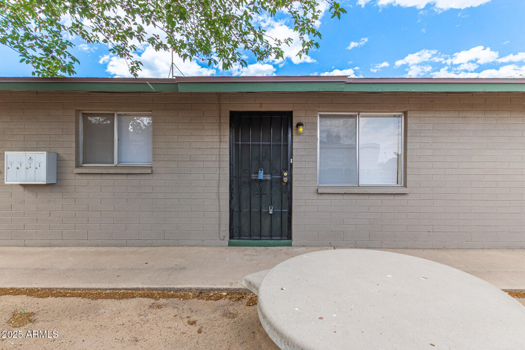 7153 N 57th Dr in Glendale, AZ - Foto de edificio