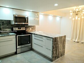 589 N University Dr in Plantation, FL - Building Photo - Building Photo