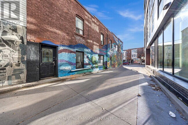 1532 Dundas St W in Toronto, ON - Building Photo - Building Photo