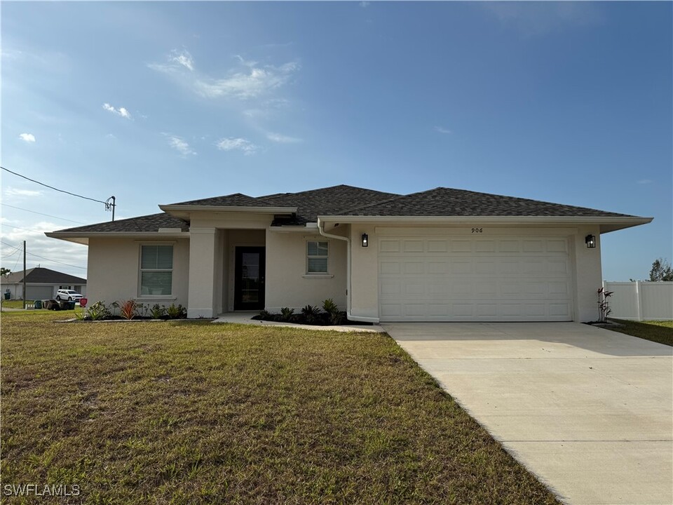 906 NW 30th St in Cape Coral, FL - Foto de edificio