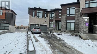 32 Purple Sage Dr in Brampton, ON - Building Photo