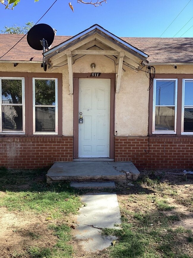 property at 611 W 5th St