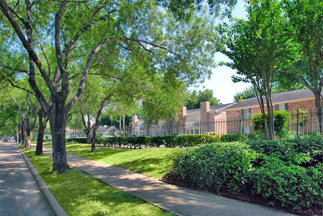 8950 Glencrest in Houston, TX - Building Photo