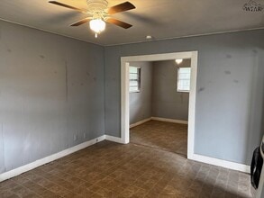 2406 Ave D in Wichita Falls, TX - Foto de edificio - Building Photo