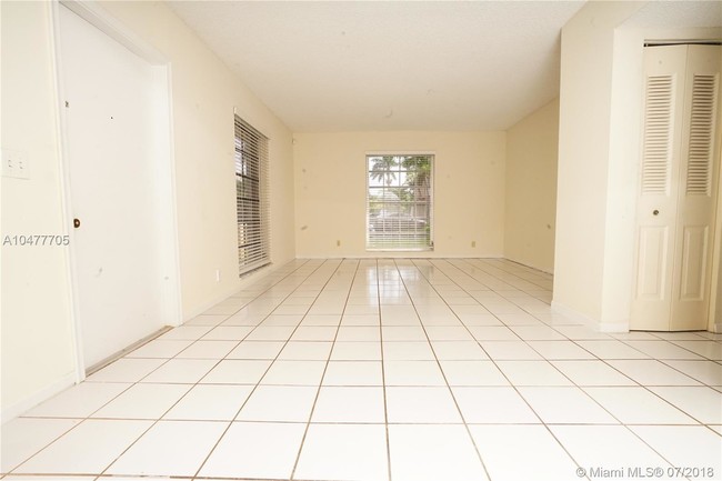 8050 Camino Ct in Miami, FL - Building Photo - Building Photo