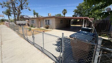 820 Moore St in Bakersfield, CA - Building Photo - Building Photo