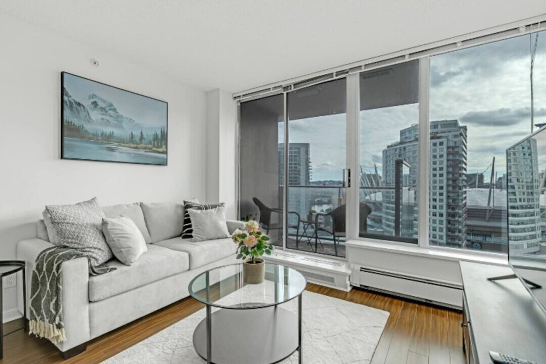 689 Abbott St in Vancouver, BC - Building Photo