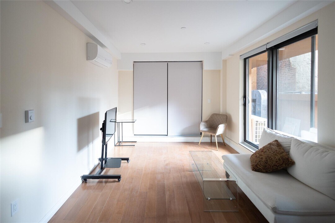 402 W 50th St in New York, NY - Building Photo