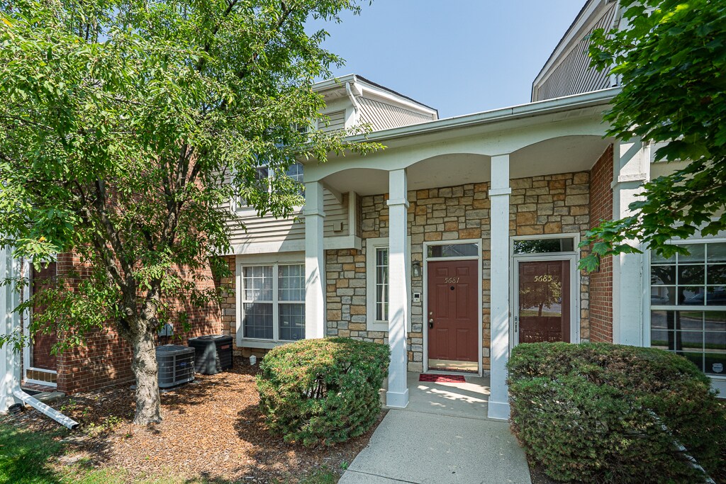 5681 Pine Aires Dr in Sterling Heights, MI - Building Photo