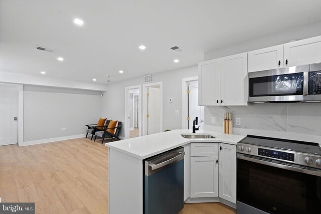 property at 1301 Somerset Pl NW