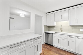 850 Sheldon Ct in Wheaton, IL - Building Photo - Building Photo