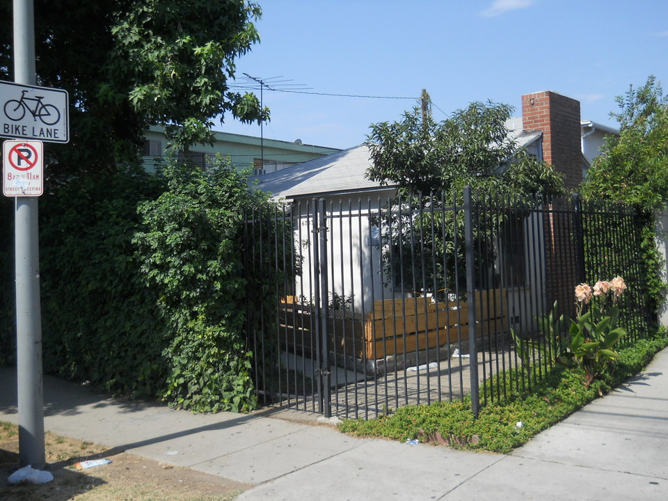 6701 Woodley Ave in Van Nuys, CA - Foto de edificio