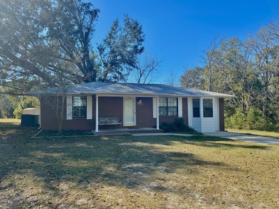 4915 Cliff Rd in Graceville, FL - Building Photo