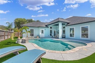 15621 Three Fathoms Bank Dr in Corpus Christi, TX - Building Photo