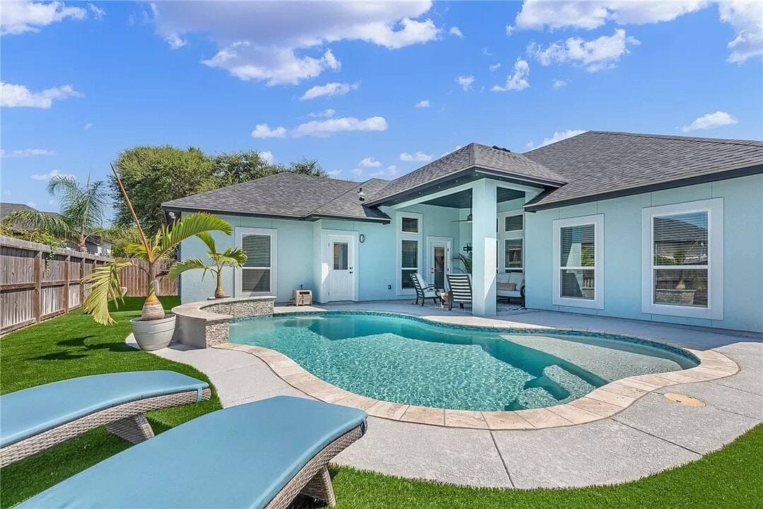 15621 Three Fathoms Bank Dr in Corpus Christi, TX - Building Photo